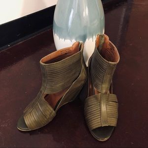 ⚡️SALE⚡️Aldo leather wedges